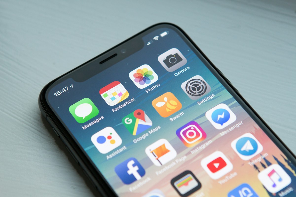Smartphone con schermata di app progettate da irbioton